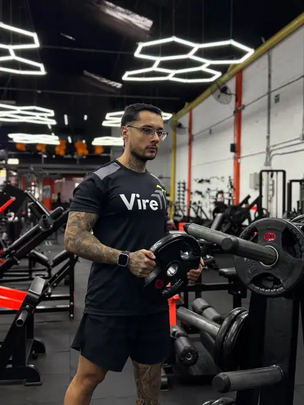 Juan Camilo Torres, embajador de VIRE, con un disco en el gimnasio