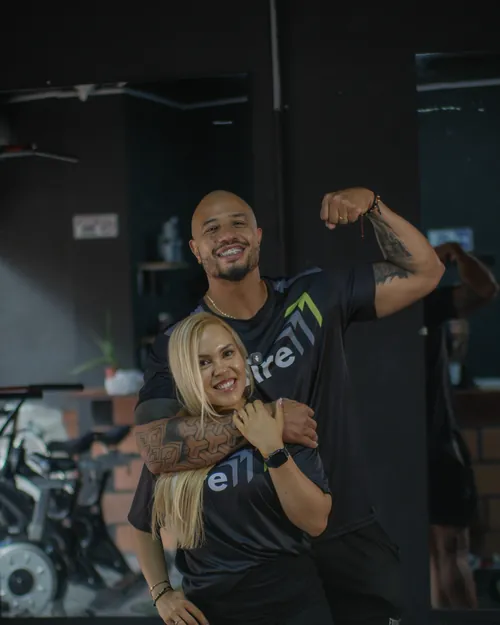 Esteban Uribe y Luisa Morales, embajadores de VIRE, en el gimnasio