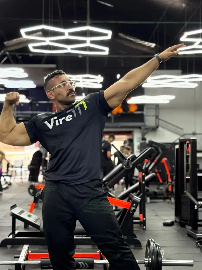 Johan Betancur, Oso Coach, embajador de VIRE, en el gimnasio